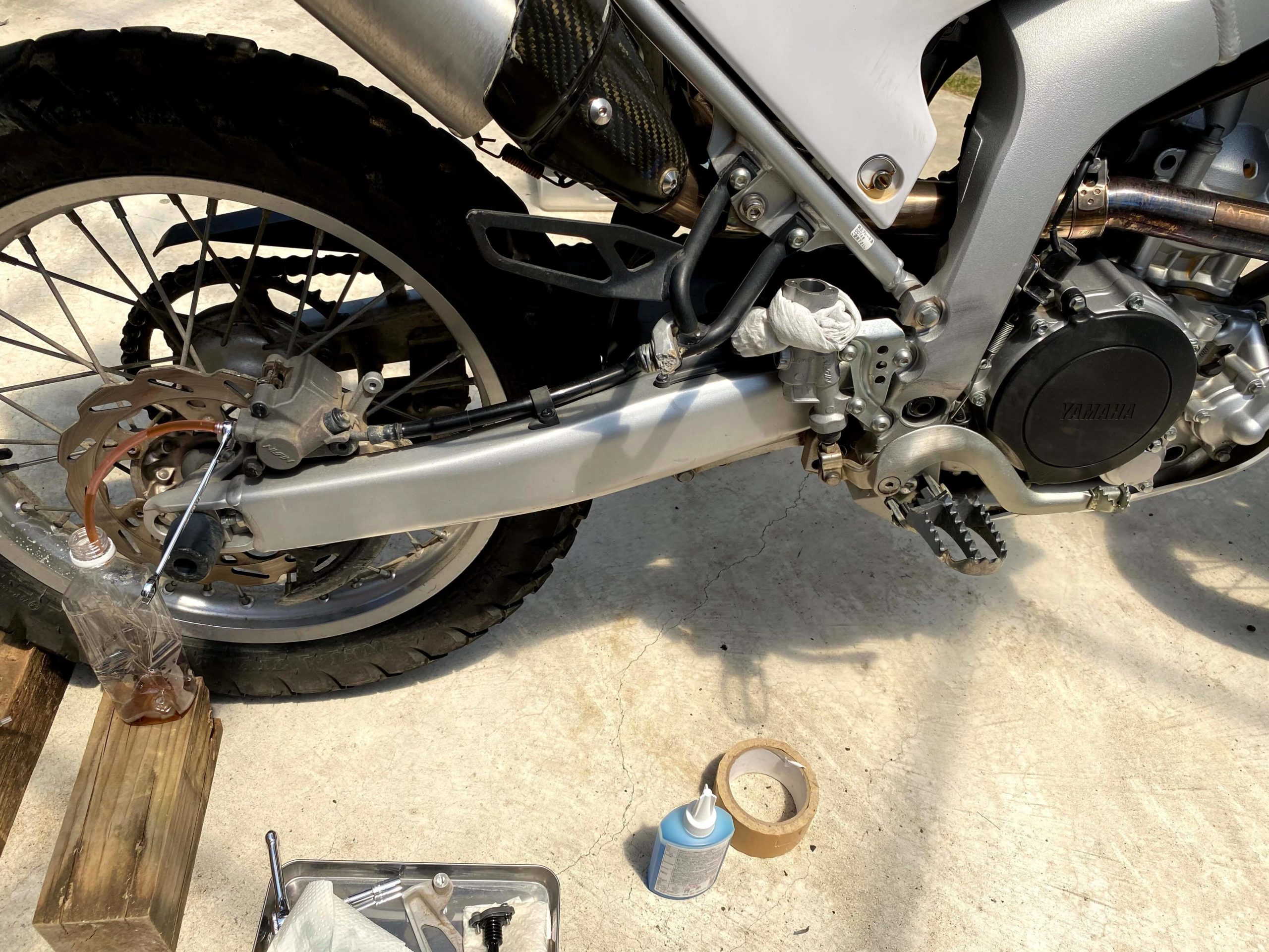Wr250r メンテナンス リヤブレーキフルード交換 石ログ Wr250r メンテナンス リヤブレーキフルード交換 石ログ