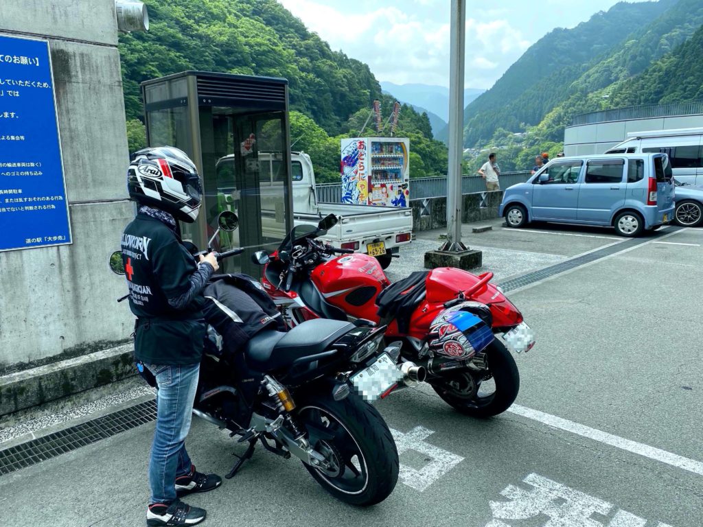 道の駅大歩危でインカムをつないでくれるあいり