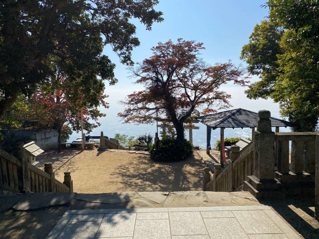 高屋神社本宮から見た鳥居