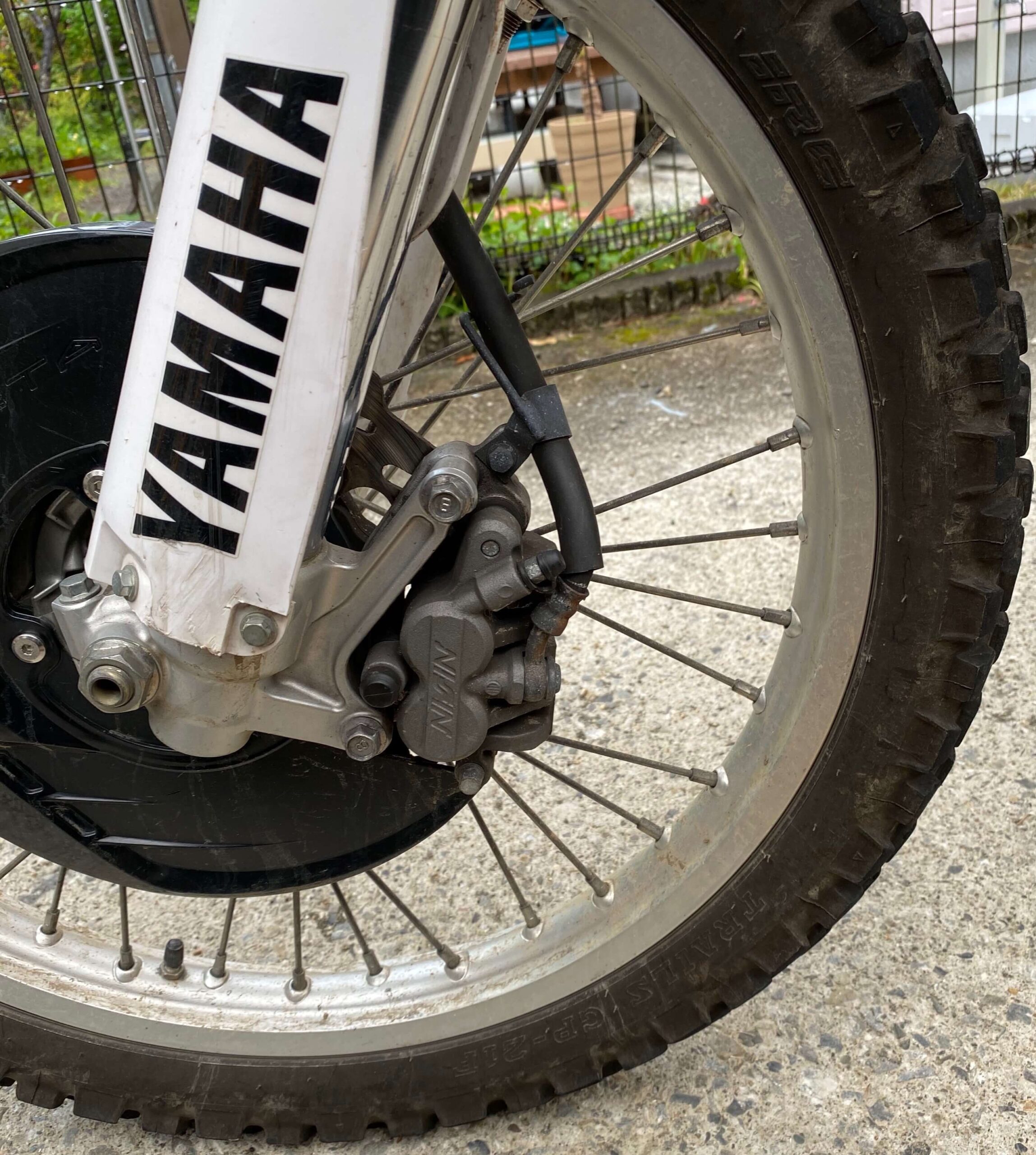 WR250R メンテナンス】フロントブレーキパッド交換｜石ログ